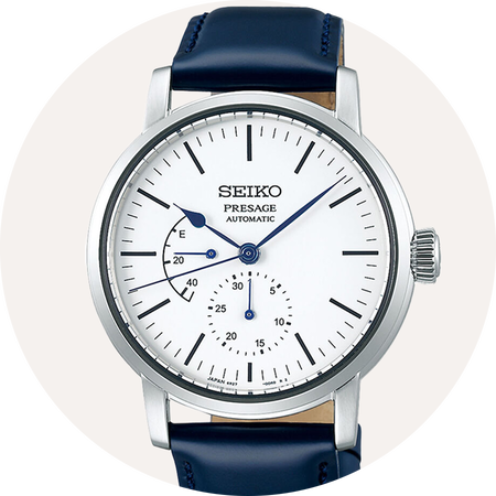 Montre Seiko sur un fond beige.